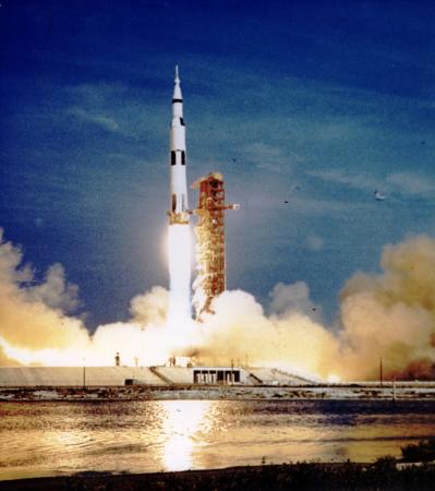 Saturn V beim Start von Apollo 11